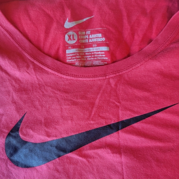 NIKE red shirt Women’s size xl - Picture 3 of 3